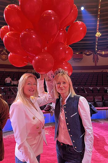 Barbara Osthoff, Katharina Lukas @ Tracht & Show im Circus Krone mit Schatzi Dirndl am 27.03.2023 (©Foto: Martin Schmitz)